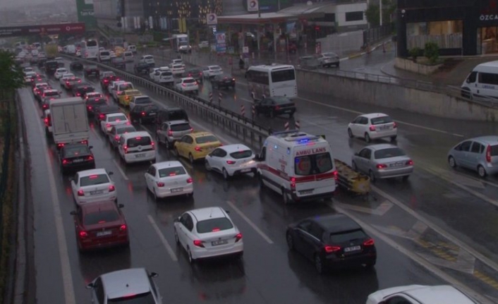 İstanbul'da sağanak! Trafik yoğunluğu yüzde 67'ye ulaştı