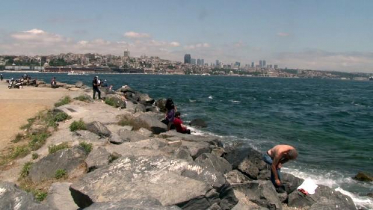 Boğulma tehlikesi yaşayan arkadaşını kurtarırken akıntıya kapıldı