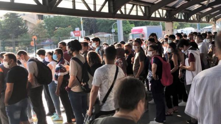 HAFTANIN İLK İŞ GÜNÜNDE METROBÜSLERDE YOĞUNLUK