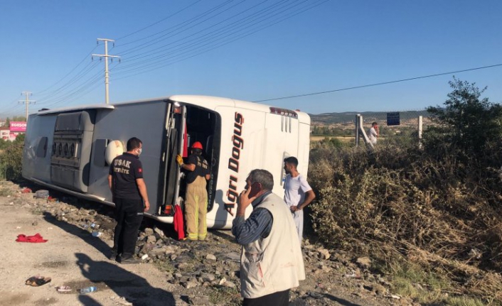 Uşak'ta yolcu otobüsü devrildi: 33 yaralı