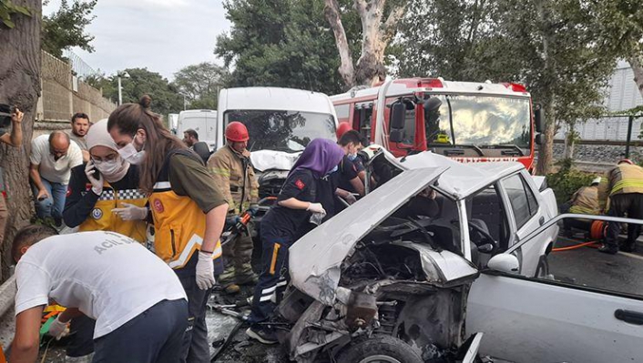 Bakırköy'de kaza sonrası cadde savaş alanına döndü: 4 yaralı