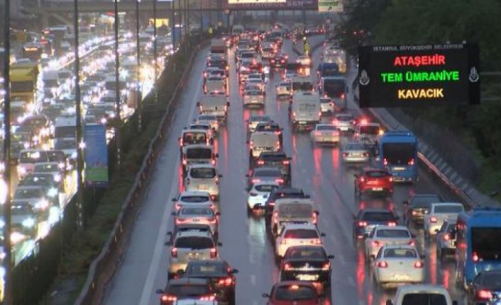 Yağmur yağdı, İstanbul trafiği kilitlendi