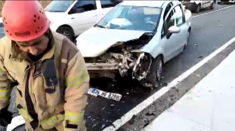 AVCILAR'da iki otomobil kafa kafaya çarpıştı. Kazada 1 kişi yaralandı