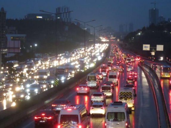 Haftanın ilk iş günü yağmurla buluşunca, İstanbul'da trafik durma noktasına geldi