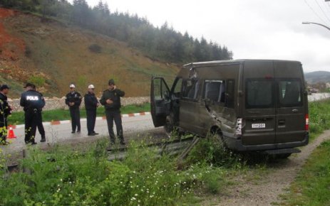 Askeri minibüs bariyerlere çarptı