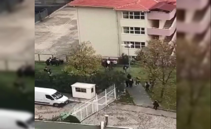 Beylikdüzü'nde liseliler tekme tokat kavga etti