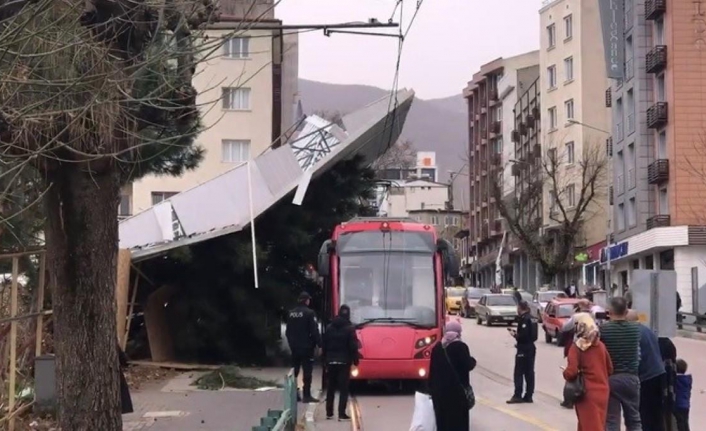 İBB: "33 çatı uçtu, 192 ağaç devrildi"