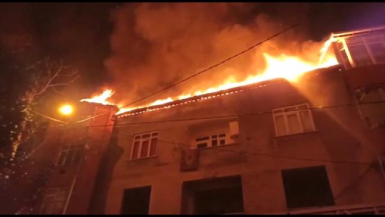 Avcılar'da bir binanın çatısında çıkan yangın diğer binalara sıçradı