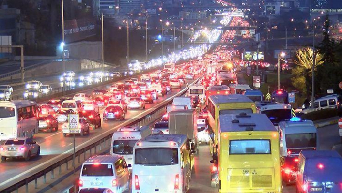 İstanbul'da trafik yoğunluğu! Yola çıkacaklar dikkat!