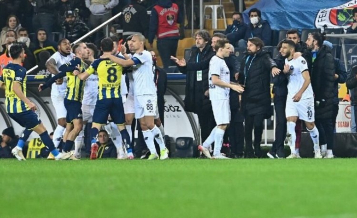 Belhanda’nın Fenerbahçe’ye attığı gol sonrası saha karıştı