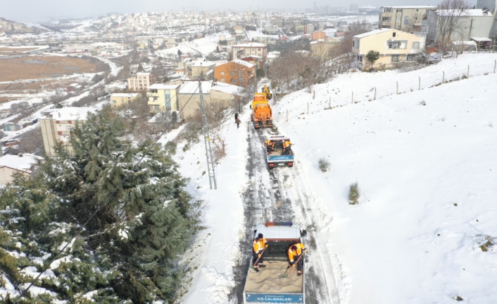 Küçükçekmece Belediyesi ekipleri gün boyunca kar küreme ve tuzlama çalışmalarına devam etti  