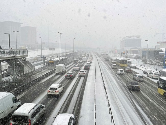 Uzman isim açıkladı: İstanbul'da kar yağışı ne zaman sona erecek?