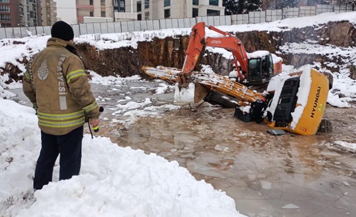 Ataşehir'de kepçe suya gömüldü: Operatör hayatını kaybetti