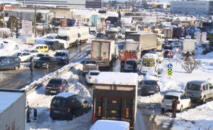 Hadımköy'de yollara bırakılan araçlar nedeniyle trafik durma noktasında