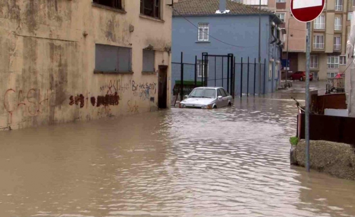 Büyükçekmece'de yağış nedeniyle rögarlar taşınca sokaklar sular altında kaldı
