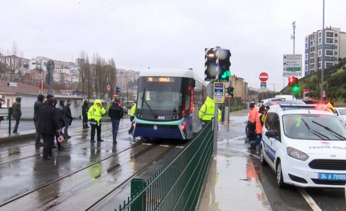 İstanbul’da feci kaza! Tramvay yolun karşısına geçmeye çalışan yayaya çarptı