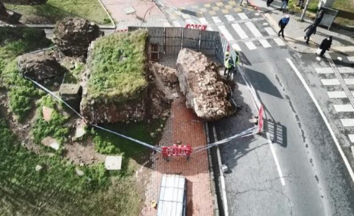 İstanbul'da tarihi surun parçası yola devrildi