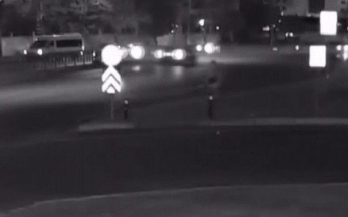 Kırmızı ışıkta yolun karşısına geçmek isteyen kadına otomobil çarptı: Feci kaza kamerada