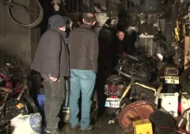 Büyükçekmece'de motosiklet tamir dükkanındaki yangın paniği