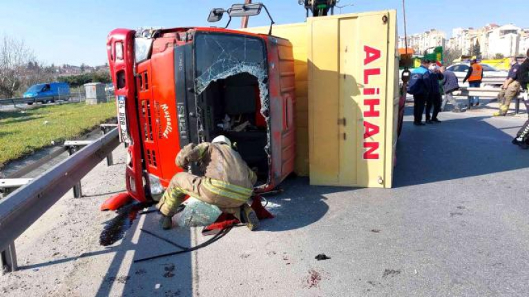 TEM'de kontrolden çıkan kamyon devrildi: 2 yaralı