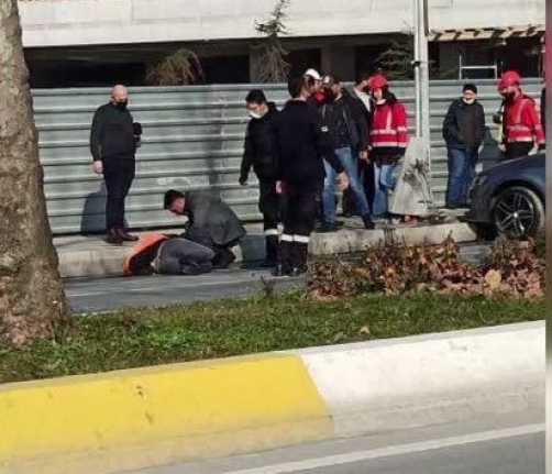 Esenyurt'ta kaldırımda çalışan iki işçi otomobilin çarpması sonucu yaralandı