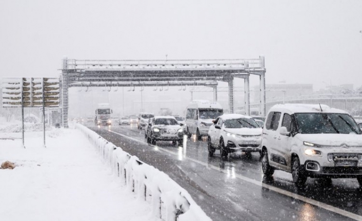 Kar yağışı ikinci gününde: Trafik durma noktasına geldi