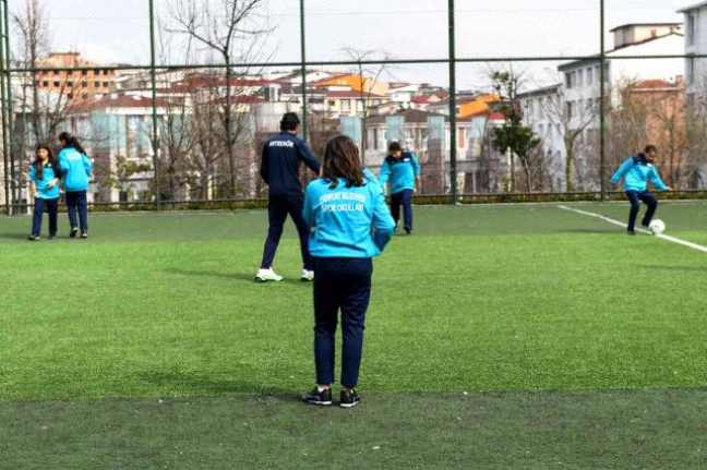 Esenyurt'ta kız çocuklarına özel futbol kursu