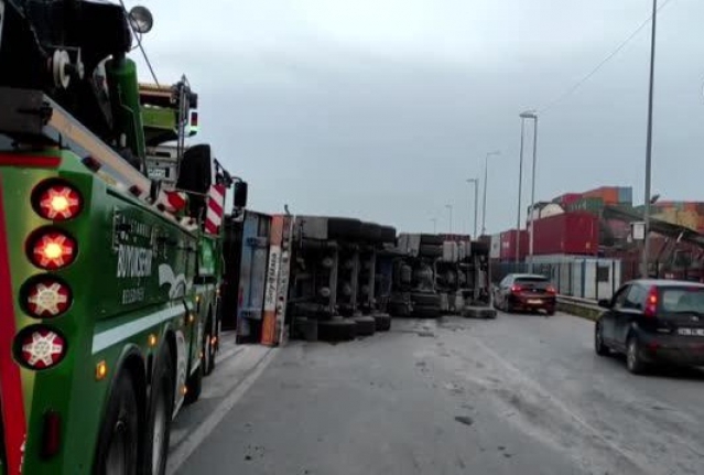 Beylikdüzü'nde kağıt yüklü tır devrildi