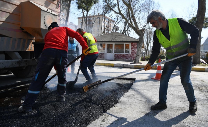 Beylikdüzü'nde ilçede zarar gören yol ve kaldırımlarda yenileme çalışması başladı