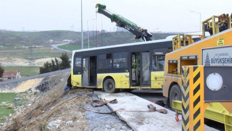 Başakşehir'de freni boşalan İETT otobüsü şarampole uçtu