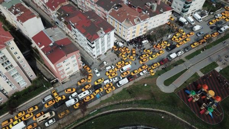 İstanbul’da taksicilerin 'sarı zam’ kuyruğu havadan görüntülendi