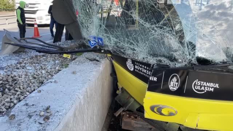 İETT otobüsü Avcılar gişelerinde beton bariyere çarptı