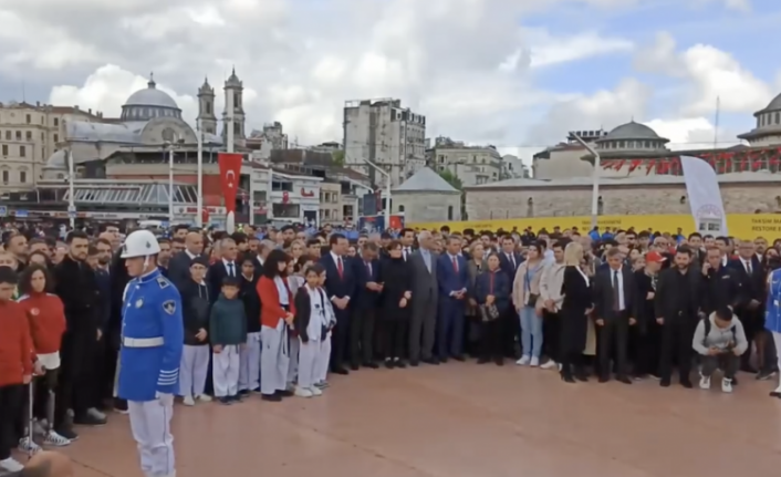 19 Mayıs'ta partililer Taksim'de: Cumhuriyet Anıtı'na çelenk sunma töreni düzenlendi