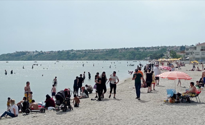 İstanbullular sıcak havada denize girerek serinledi