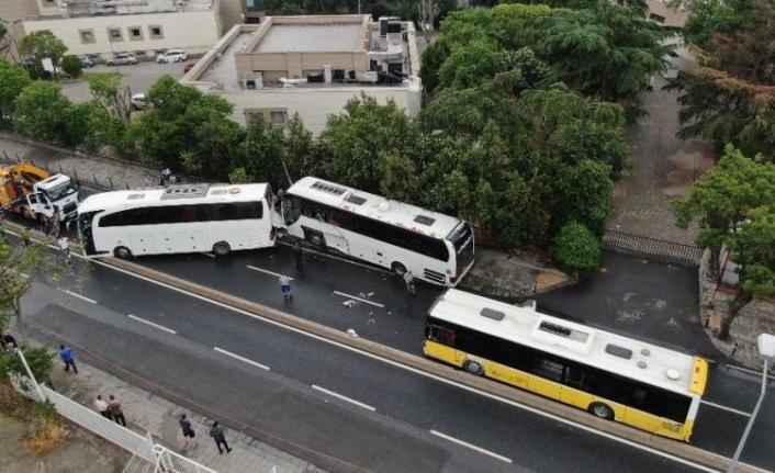 Üsküdar'da üç otobüs birbirine girdi