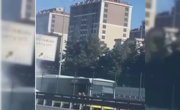 Beylikdüzü'nde Metrobüsün motor kısmında yangın çıktı
