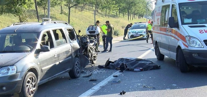 TEM'de emniyet şeridinde duran otomobile çarpan motosikletin sürücüsü öldü