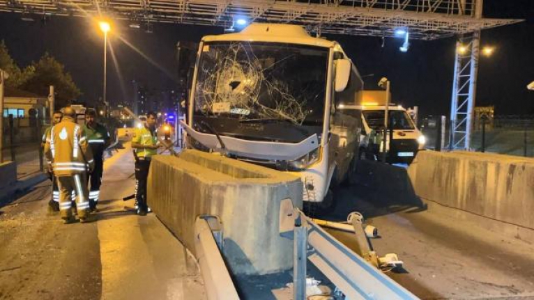 Esenyurt'ta servis minibüsü gişelere çarptı, 1'i ağır 7 kişi yaralandı
