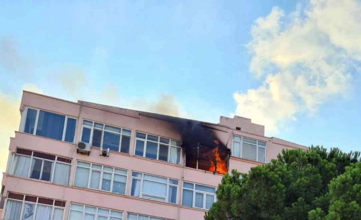 Küçükçekmece'de 5 katlı binada korkutan yangın