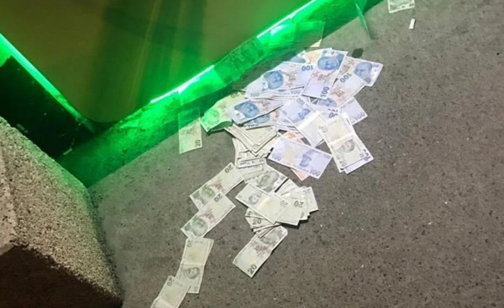 ATM'ye yüklenen fazla para, sokağa saçıldı