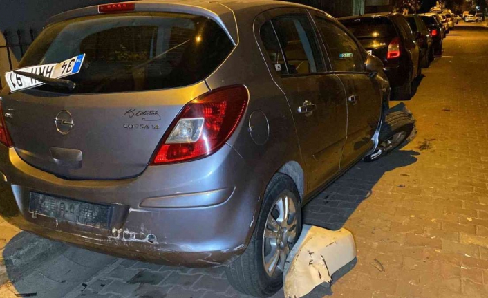 Küçükçekmece'de polisten kaçan otomobil park halindeki araçlara çarptı