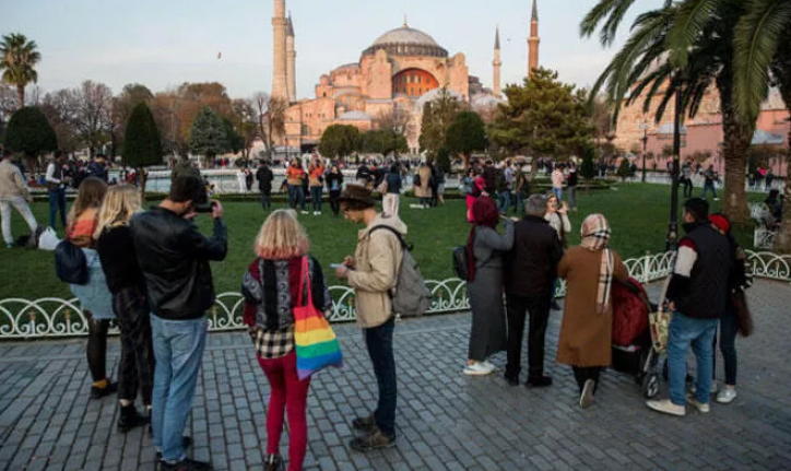 Her 3 turistten 1'i İstanbul'da