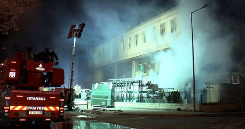 Beylikdüzü'nde 14 saattir yanan fabrikada itfaiyenin çalışması sürüyor, bir bina tedbir amaçlı boşaltıldı