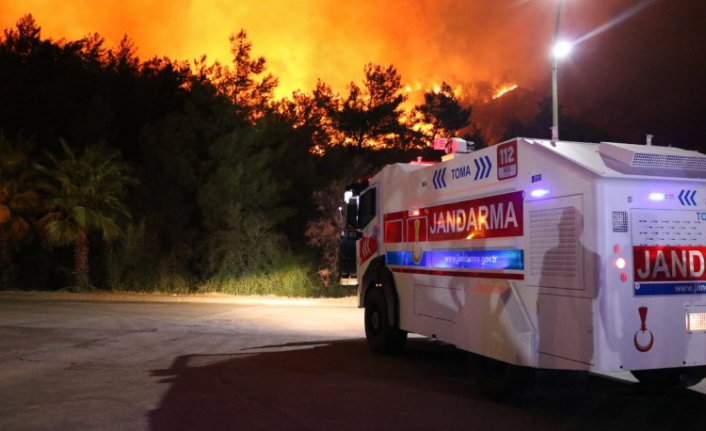 Marmaris’te orman yangını sürüyor; Evler tahliye edildi