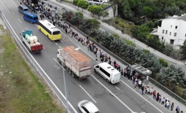 Büyükçekmece'de öğrencilerin otobüs sırası metrelerce uzadı