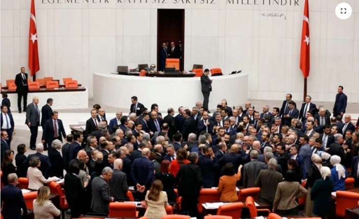 Meclis'te Yumruklar Havada Uçuştu! İYİ Parti'li Vekil Hastaneye Kaldırıldı