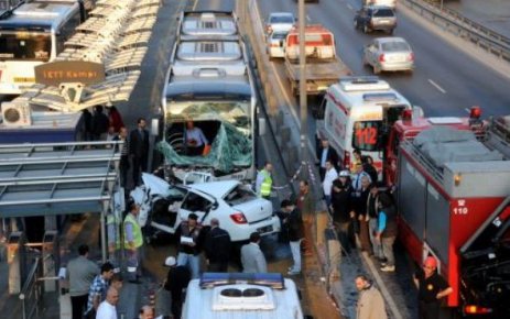 Avcılar'da metrobüsle kafa kafaya çarpıştı !