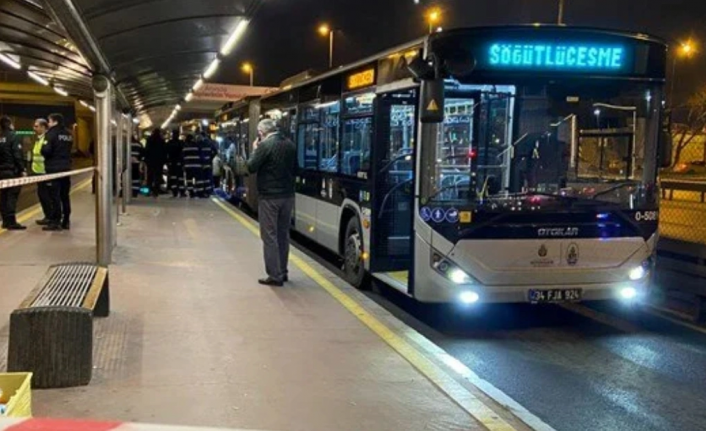 Küçükçekmece'de yola düşen kişi, metrobüsün altında kalarak öldü