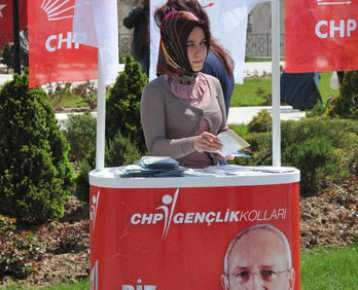 CHP standında türbanlı görevli