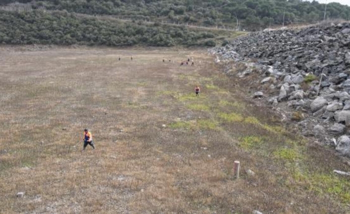 Barajlarda sular çekildi, atıklar gün yüzüne çıktı